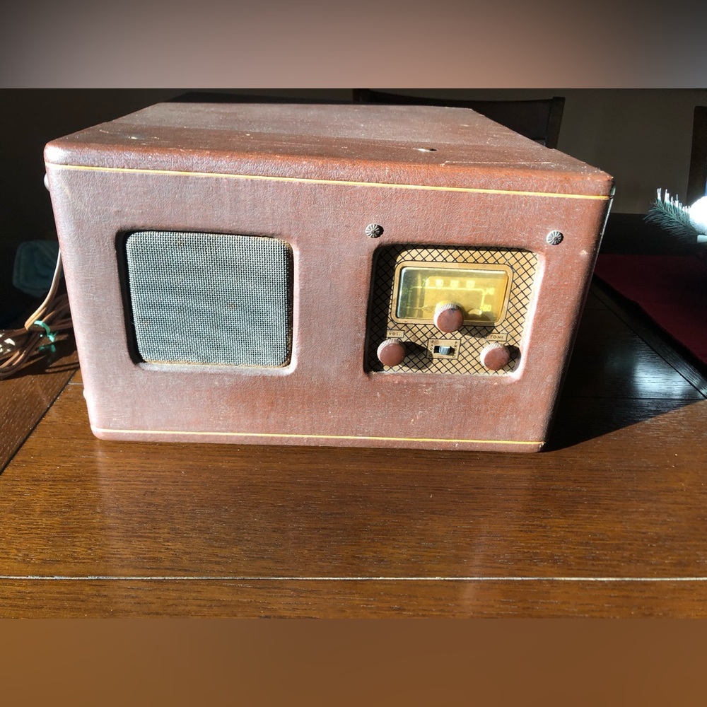 Ambassador Vintage Record Player/AM Radio - Picture 3 of 6